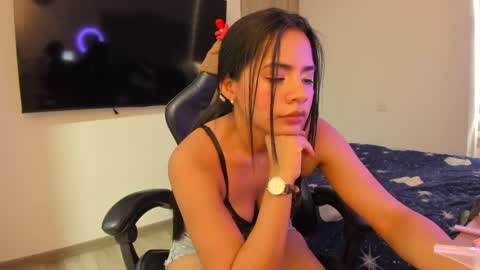 Snapshot of evapetit chatting on 04.30.26 evapetit online show from 04.30.26