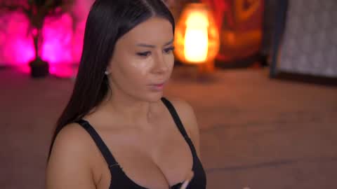 Snapshot of evazane chatting on 03.08.25 Eva online show from 03.08.25