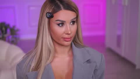 Snapshot of evazane chatting on 10.30.25 Eva online show from 10.30.25