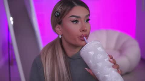 Snapshot of evazane chatting on 11.10.25 Eva online show from 11.10.25