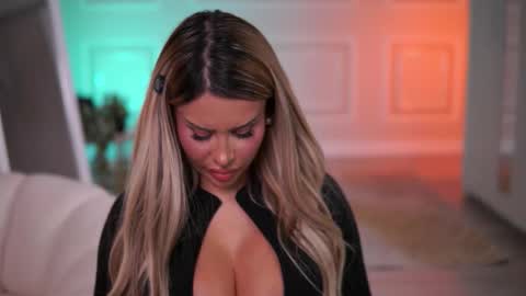 Snapshot of evazane chatting on 11.23.25 Eva online show from 11.23.25