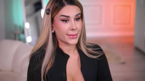 Snapshot of evazane chatting on 11.24.25 Eva online show from 11.24.25