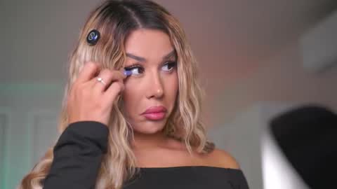 Snapshot of evazane chatting on 12.14.25 Eva online show from 12.14.25