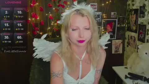 Snapshot of evelittlesinner chatting on 10.30.25 Eve online show from 10.30.25