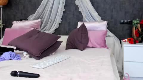 evellynereys online show from 02.28.25