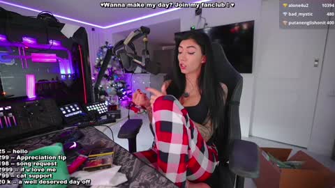 Snapshot of evelyne92 chatting on 12.27.24 Evelyne online show from 12.27.24