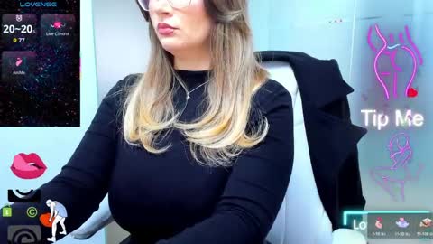 Snapshot of evelyne_rose chatting on 04.09.26 evelyne_rose online show from 04.09.26