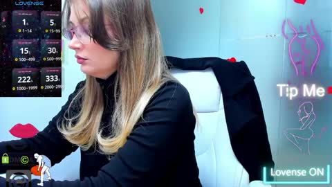 Snapshot of evelyne_rose chatting on 04.11.26 evelyne_rose online show from 04.11.26