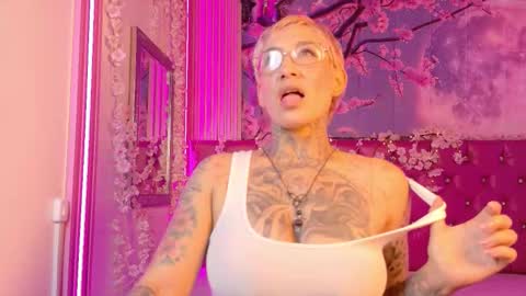 Snapshot of everlyn_sexx chatting on 02.28.26 everlyn_sexx online show from 02.28.26