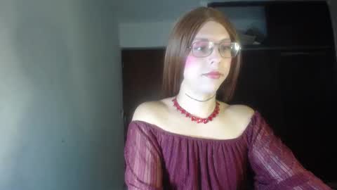 Snapshot of evi_kitty chatting on 12.19.25 Evi online show from 12.19.25