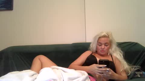 Snapshot of evillers1 chatting on 12.19.24 Badblondebunny online show from 12.19.24