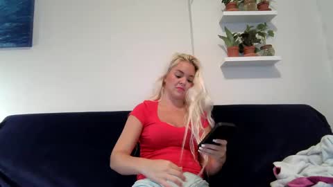 Snapshot of evillers1 chatting on 12.31.24 Badblondebunny online show from 12.31.24