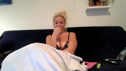 Snapshot of evillers1 chatting on 01.05.25 Badblondebunny online show from 01.05.25