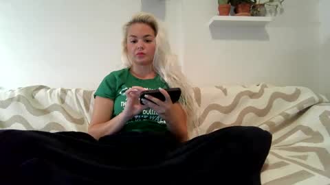 Snapshot of evillers1 chatting on 01.12.25 Badblondebunny online show from 01.12.25