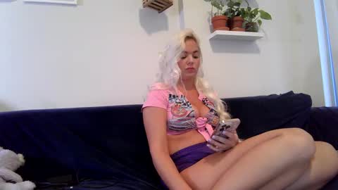 Snapshot of evillers1 chatting on 09.28.25 Badblondebunny online show from 09.28.25