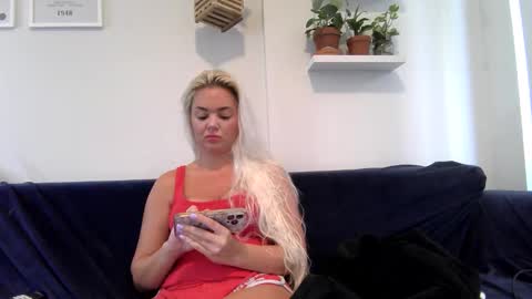 Snapshot of evillers1 chatting on 09.30.25 Badblondebunny online show from 09.30.25