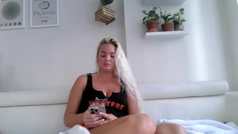 Snapshot of evillers1 chatting on 10.03.25 Badblondebunny online show from 10.03.25