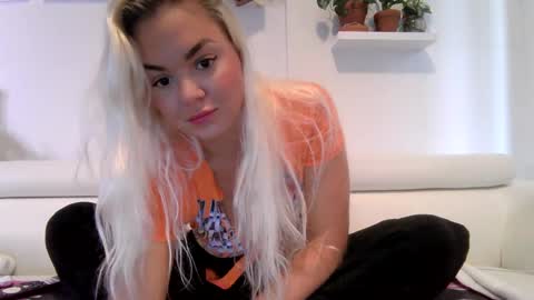 Snapshot of evillers1 chatting on 10.08.25 Badblondebunny online show from 10.08.25