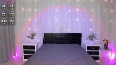 Snapshot of evoletbee chatting on 12.01.25 Evolet online show from 12.01.25