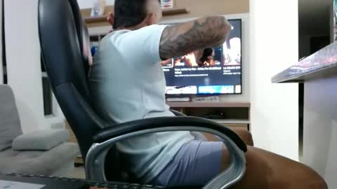 Snapshot of exotic_dude chatting on 02.14.25 camilo online show from 02.14.25