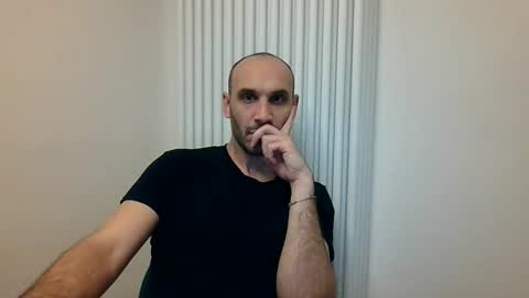 Snapshot of extr0 chatting on 04.03.26 Extro online show from 04.03.26