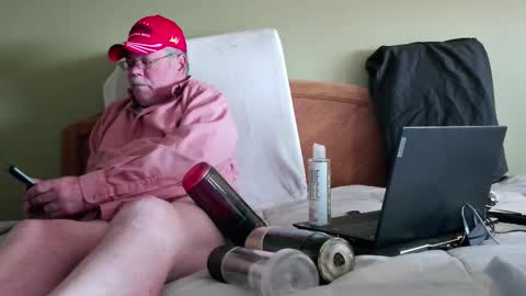 Eyeswideshut63 online show from 10.19.25