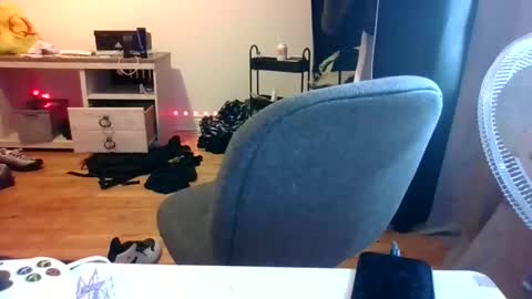 Snapshot of ezzteban935 chatting on 04.14.26 ezzteban935 online show from 04.14.26