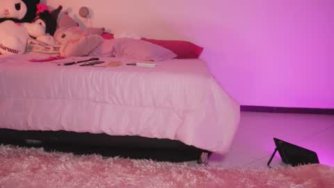 Sara  REMEMBER TO LEAVE A THUMB UP online show from 11.11.25