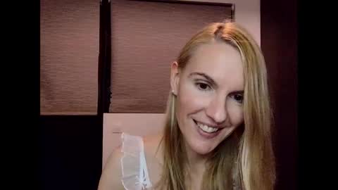 Snapshot of fanny_posy chatting on 01.04.25 Fanny online show from 01.04.25