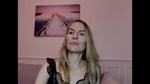 Snapshot of fanny_posy chatting on 01.08.25 Fanny online show from 01.08.25