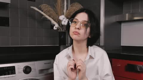 Mia online show from 12.22.24