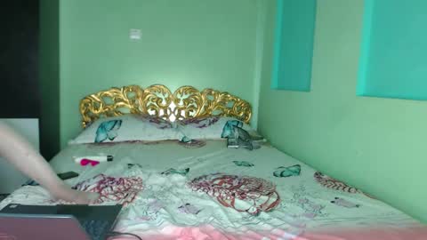 farfalina online show from 12.14.25