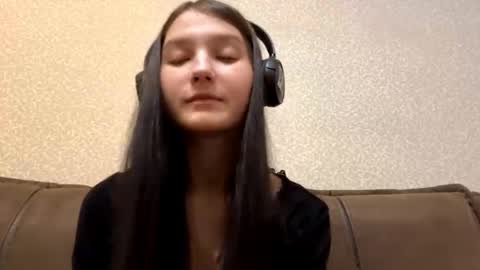Aurora 18yo online show from 11.18.25