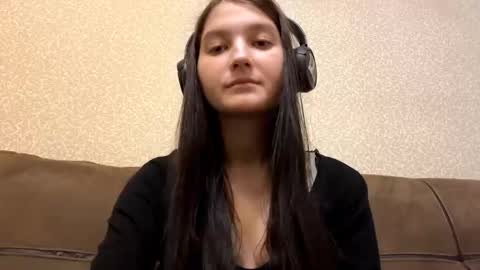 Aurora 18yo online show from 11.22.25