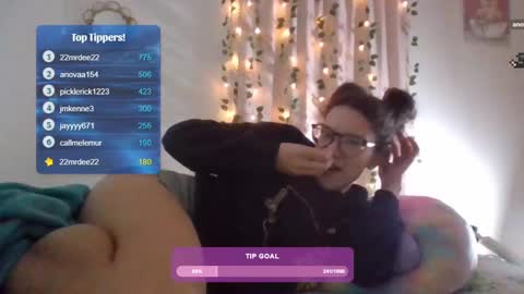 Snapshot of feetnymph chatting on 02.05.25 Soley online show from 02.05.25