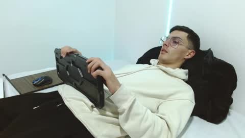 Snapshot of fenixtream chatting on 01.04.25 FeniXtream online show from 01.04.25