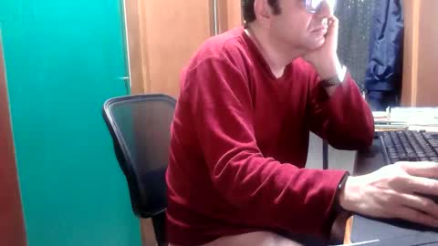 Snapshot of fernandoreutergrant chatting on 10.15.25 fernandoreutergrant online show from 10.15.25