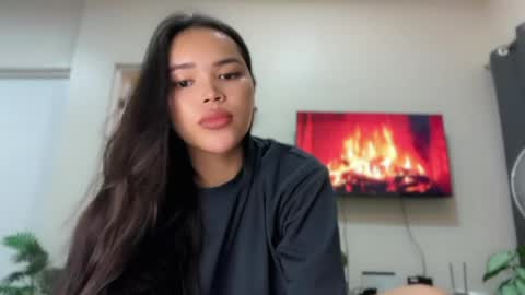 Snapshot of filipina_demure chatting on 04.14.26 Sandy online show from 04.14.26
