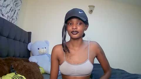 Snapshot of flirtyy_sheery chatting on 12.13.24 sheery online show from 12.13.24