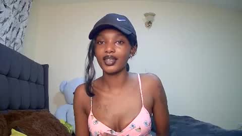 Snapshot of flirtyy_sheery chatting on 12.14.24 sheery online show from 12.14.24