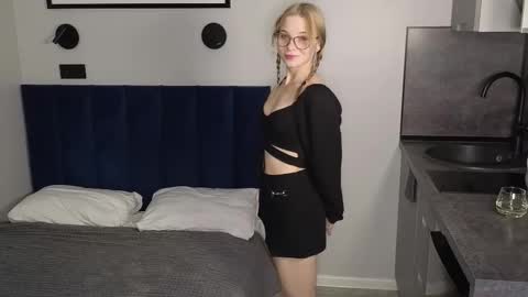 Snapshot of flower_princess3 chatting on 10.17.25 Dolly online show from 10.17.25