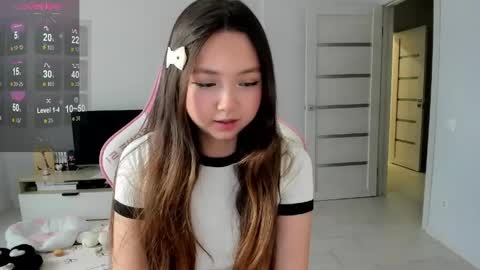 Snapshot of fluffy_rose chatting on 05.13.26 Rose online show from 05.13.26