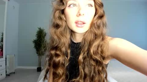 Snapshot of fox_beauty chatting on 09.25.25 Kira online show from 09.25.25