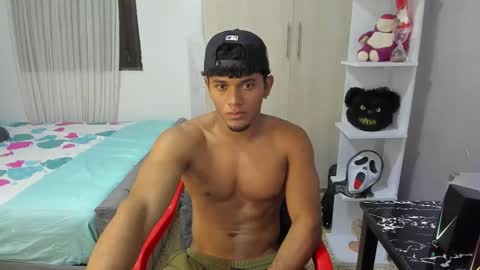 Snapshot of fox_evans chatting on 11.04.25 Fox online show from 11.04.25