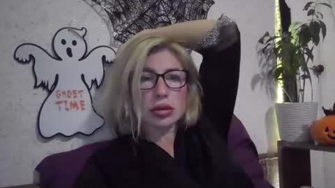 fox_red_lady7 online show from 10.27.25