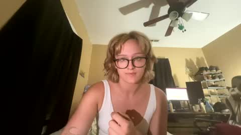 Snapshot of foxxy_roxie chatting on 08.03.26 foxxy_roxie online show from 08.03.26