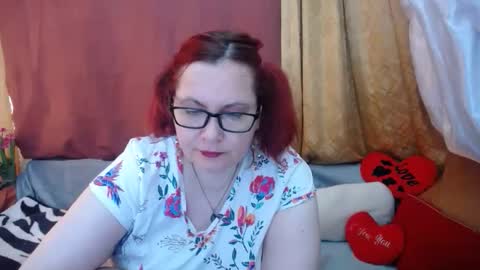 Snapshot of foxydesiree chatting on 05.19.26 foxydesiree online show from 05.19.26