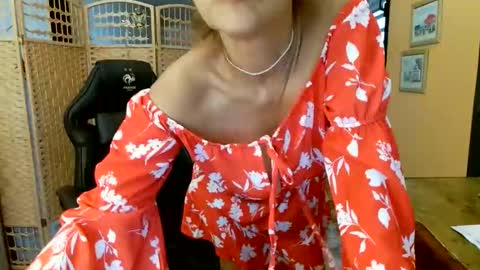 Snapshot of francelune chatting on 04.21.26 francelune online show from 04.21.26