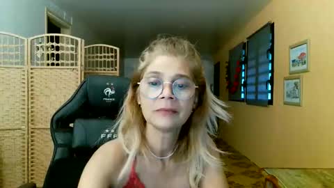Snapshot of francelune chatting on 04.24.26 francelune online show from 04.24.26