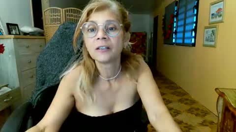 Snapshot of francelune chatting on 05.12.26 francelune online show from 05.12.26